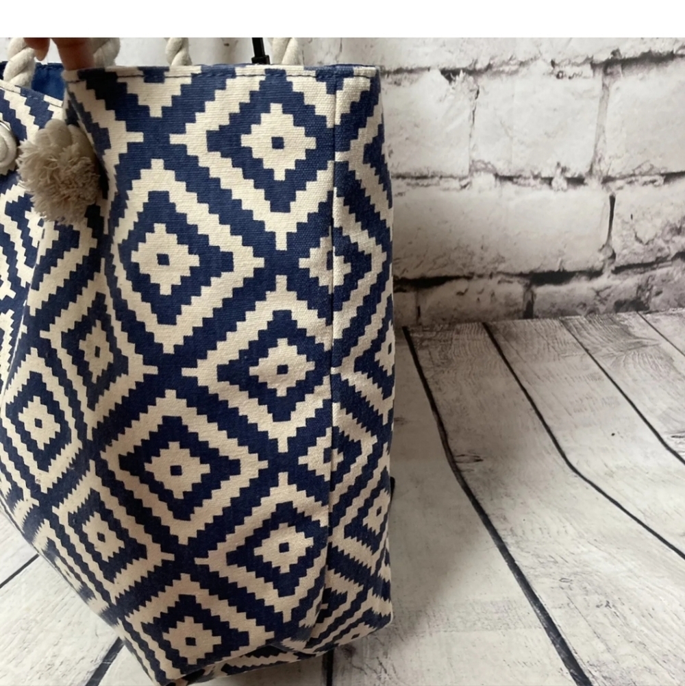 Summer and Rose Brittney Geometric Tote Beach Bag Navy Blue Cream Medium - Picture 6 of 14